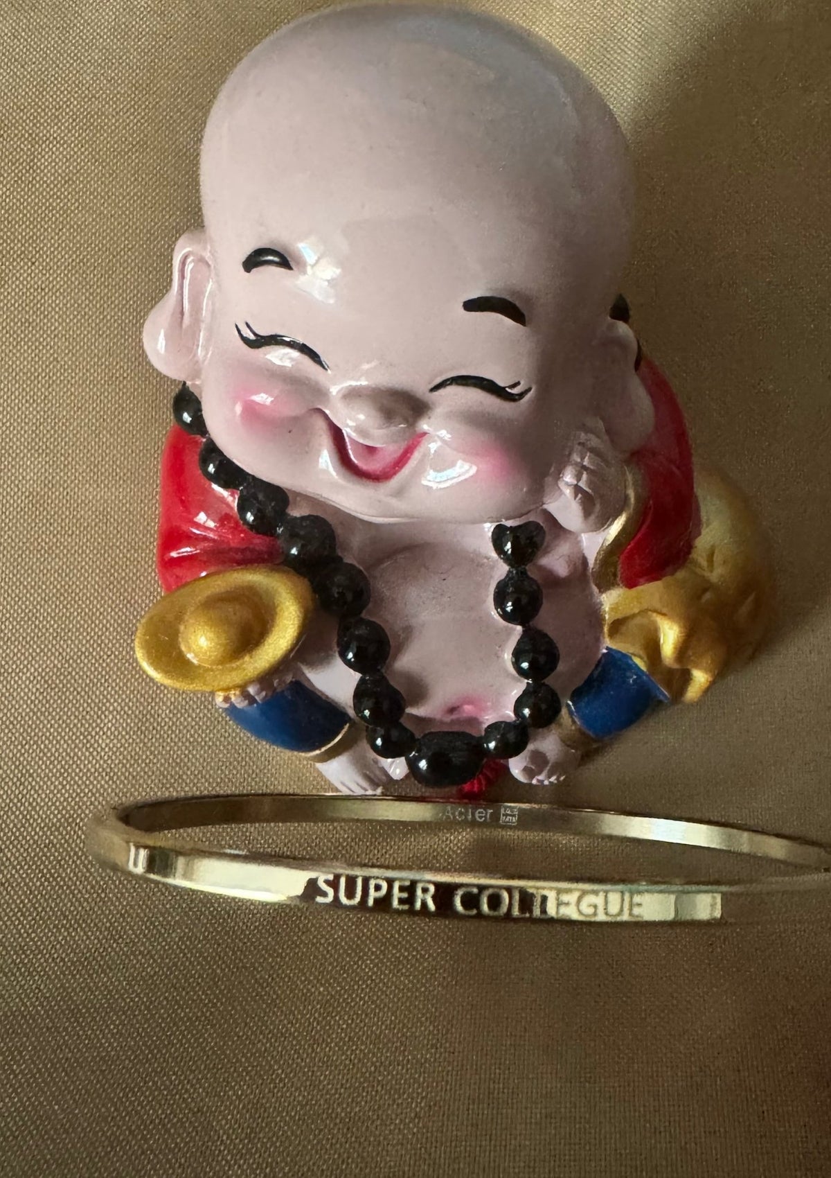 Bracelet jonc Super collègue – Doré — photo originale du bijou.