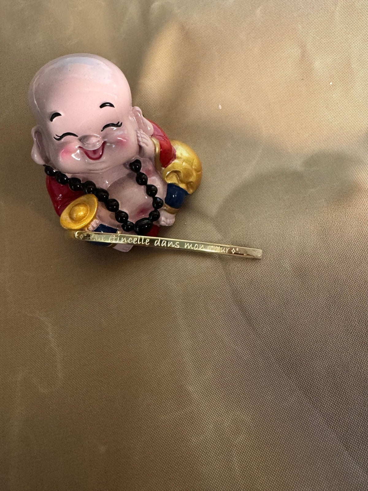 Photo d’origine du jonc doré Une étincelle dans mon cœur, avec une figurine en arrière-plan.