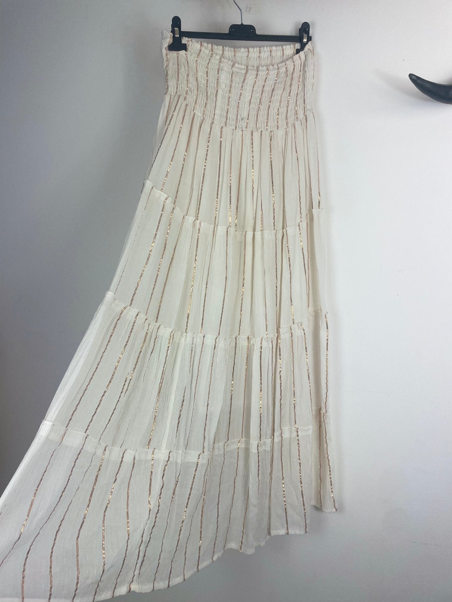 Jupe écrue bohème en viscose, fils cuivrés et long tombé fluide, présentation sur cintre