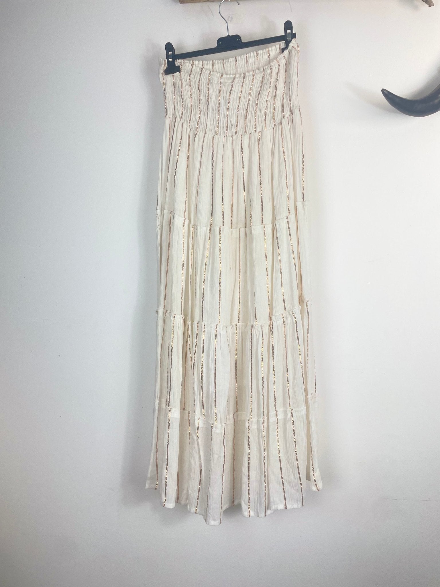 Jupe longue femme écrue en viscose Made in India avec taille élastique et détails cuivrés, vue entière