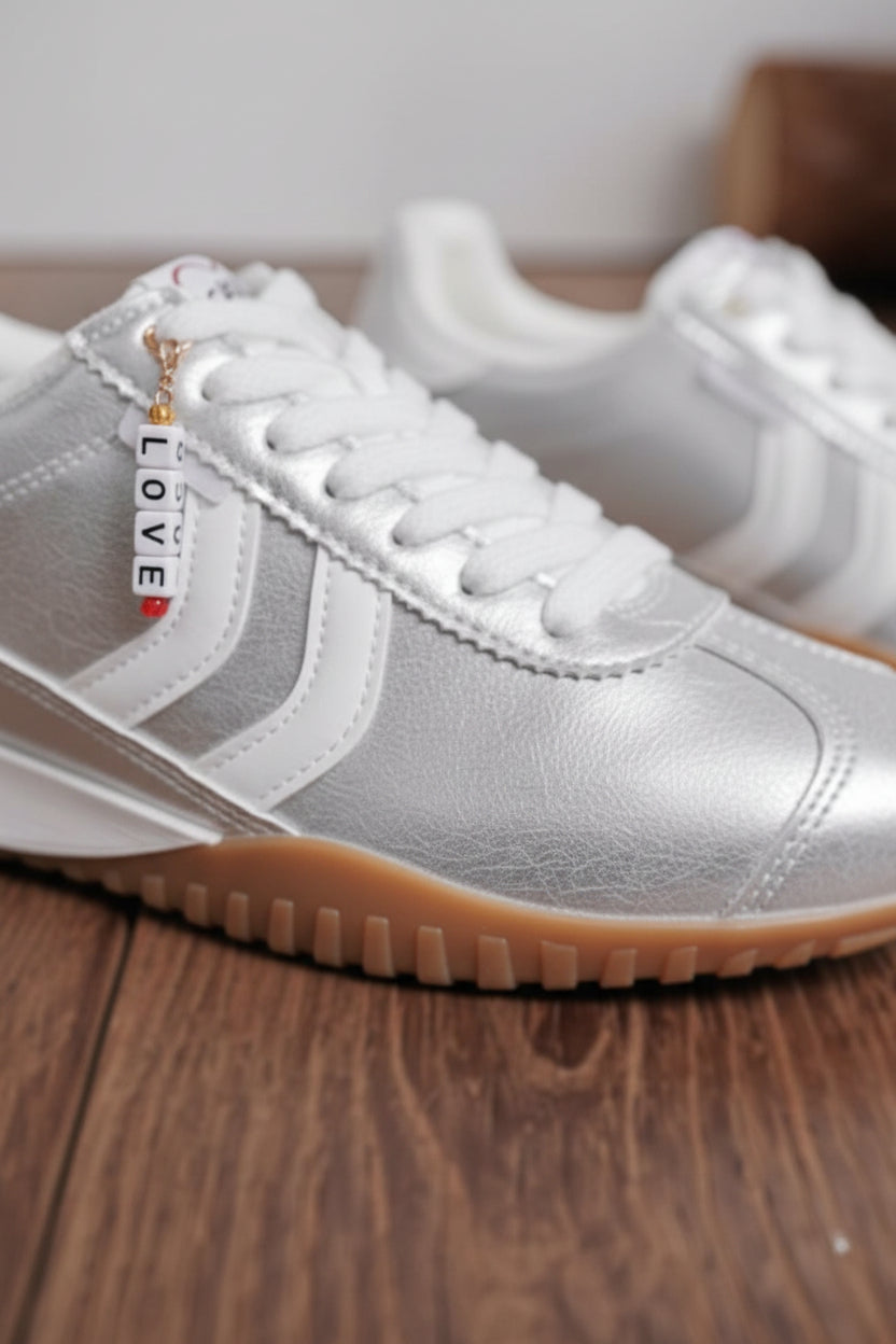 Zoom sur la breloque love baskets silver
