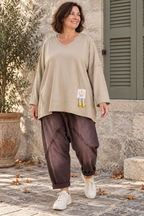 Sweat Fashionen beige porté avec le pantajogg Brando chocolat – mise en scène IA