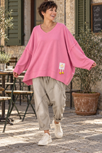 Sweat Fashionen rose oversize porté avec le pantajogg Brando beige – mise en scène IA