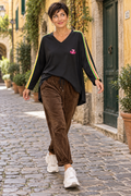 Sweat Neon noir et pantalon Nello chocolat portés de face – mise en scène IA