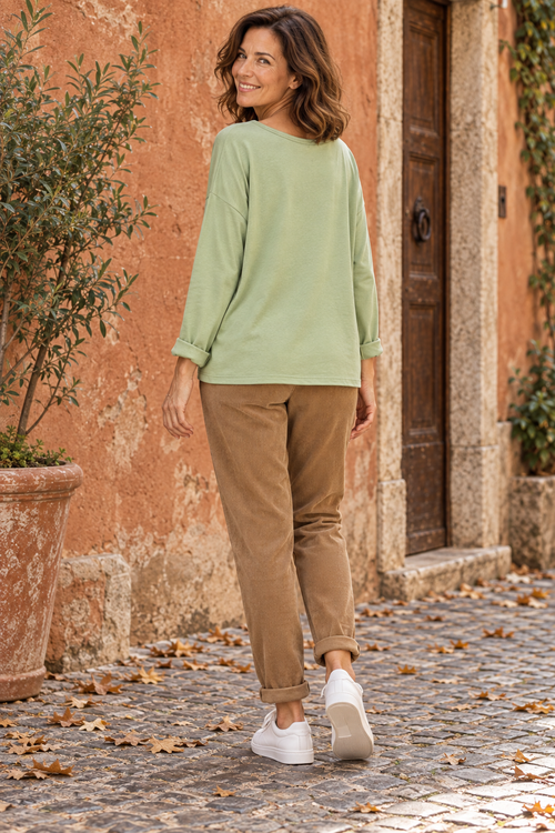 Sweat Peace vert clair et pantalon Elio camel portés de dos – mise en scène IA