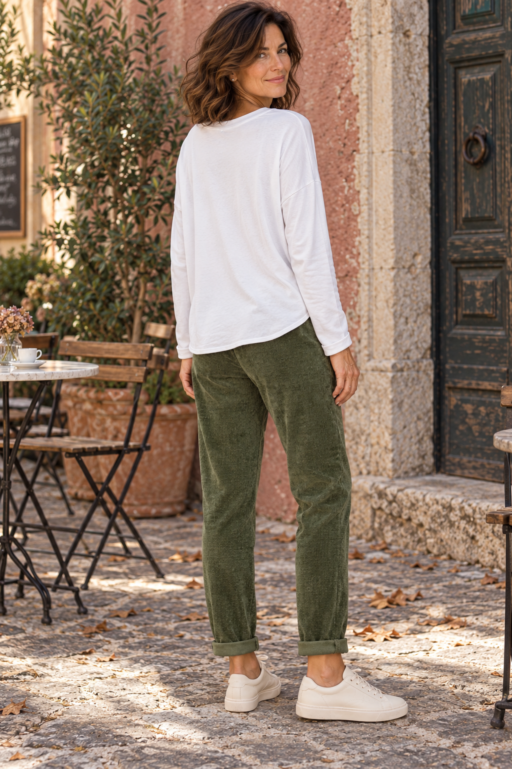 Haut Perla blanc et pantalon Nello kaki portés de dos – mise en scène IA