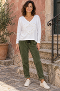 Haut Perla blanc et pantalon Nello kaki portés de face – mise en scène IA