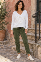 Haut Perla blanc et pantalon Nello kaki portés de face – mise en scène IA