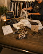Préparation à la main d’une Mam’s Box Mystère avec sélection de vêtements dans la boutique