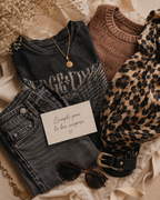 Exemple de Mam’s Box Mystère au style rock avec vêtements léopard, jean et accessoires