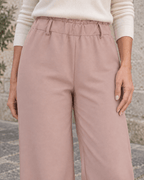 Détail de la taille élastique et des passants du pantalon chino rose poudré