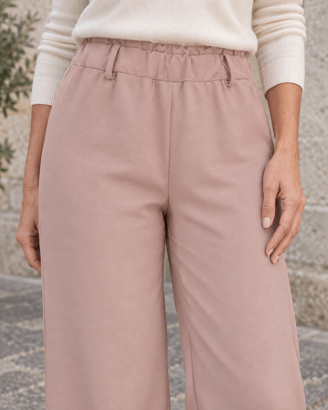 Détail de la taille élastique et des passants du pantalon chino rose poudré