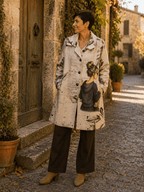 Manteau Paola beige à imprimé café et feuillage porté par Sofia dans une rue pavée italienne