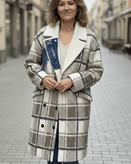 Manteau S.Woman à carreaux et col denim, vue portée