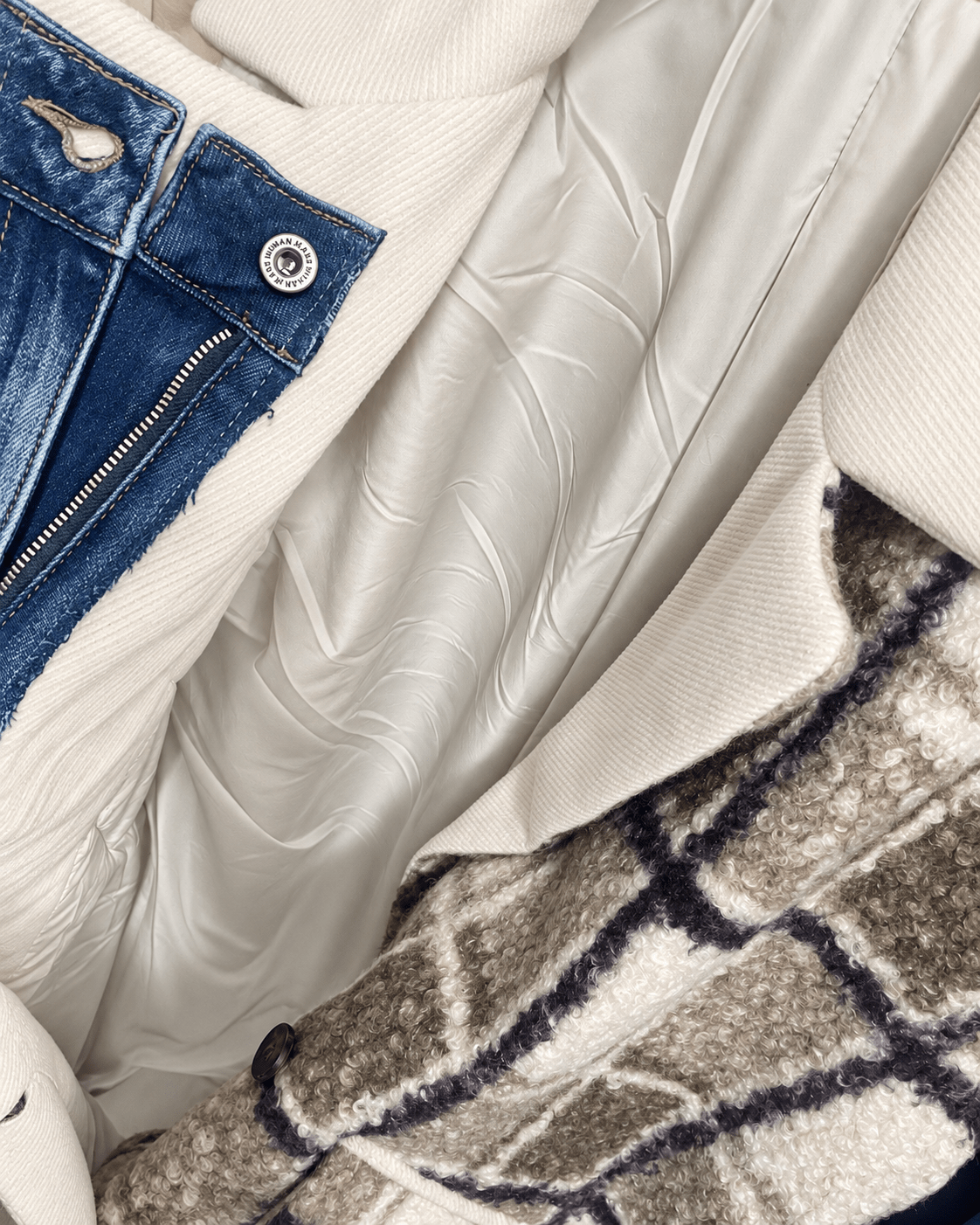Doublure claire, revers ivoire et détail denim du manteau S.Woman