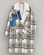 Manteau S.Woman de face sur cintre en bois, carreaux et six boutons
