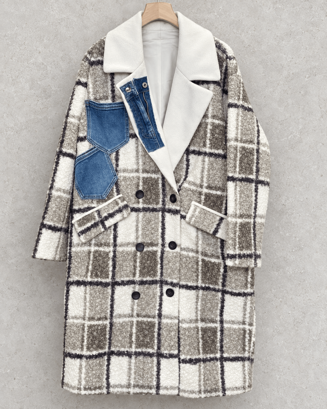 Manteau S.Woman de face sur cintre en bois, carreaux et six boutons