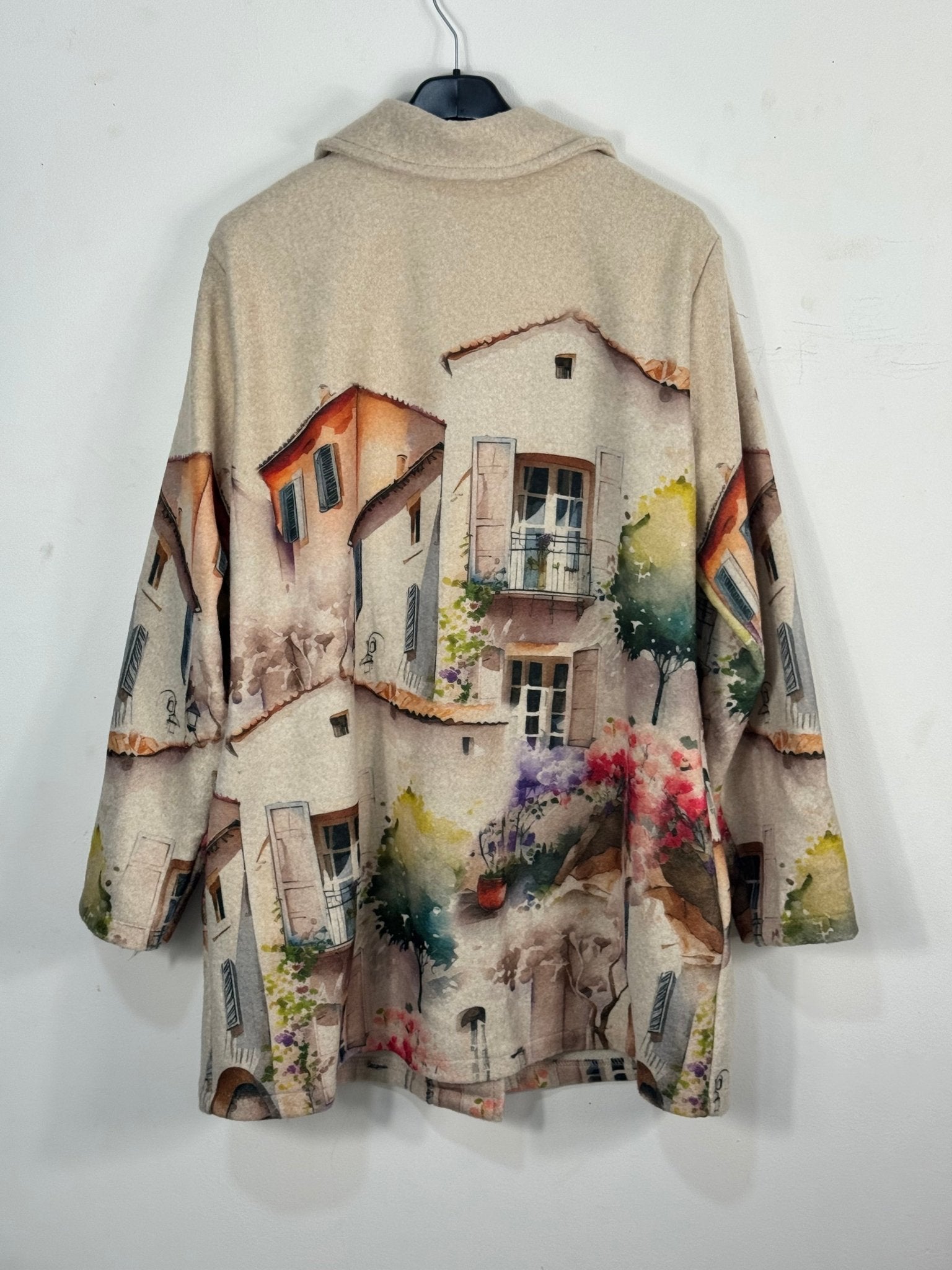 Dos réel du manteau Toscana beige avec grand imprimé village provençal aquarellé