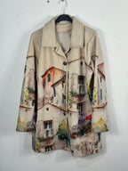 Manteau Toscana beige à imprimé village provençal sur cintre, coloris réel et vue de face