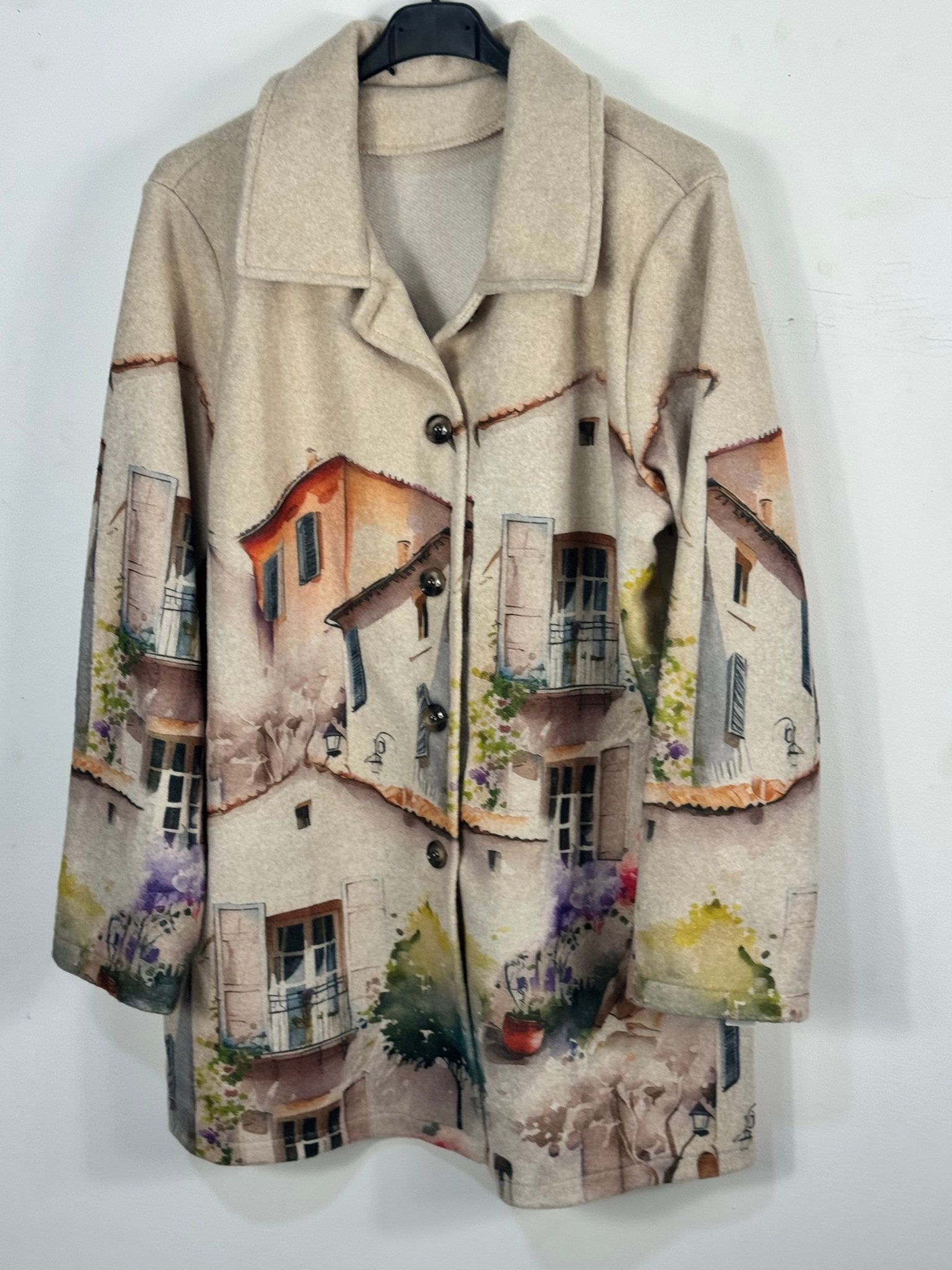 Vue réelle de trois-quarts du manteau Toscana imprimé aquarelle avec col à revers et boutons