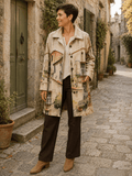 Manteau Toscana imprimé village provençal porté par Sofia avec pantalon chocolat dans une rue italienne