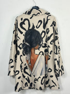 Dos réel du manteau Valentina beige et noir avec grande illustration féminine et motifs Love