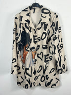 Manteau Valentina beige et noir sur cintre, imprimé Love et femme illustrée, vue réelle de face