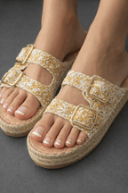 Mules espadrilles bohèmes écru et doré à double bride brodée fleurie et boucles carrées dorées, semelle corde tressée, vue de face portée