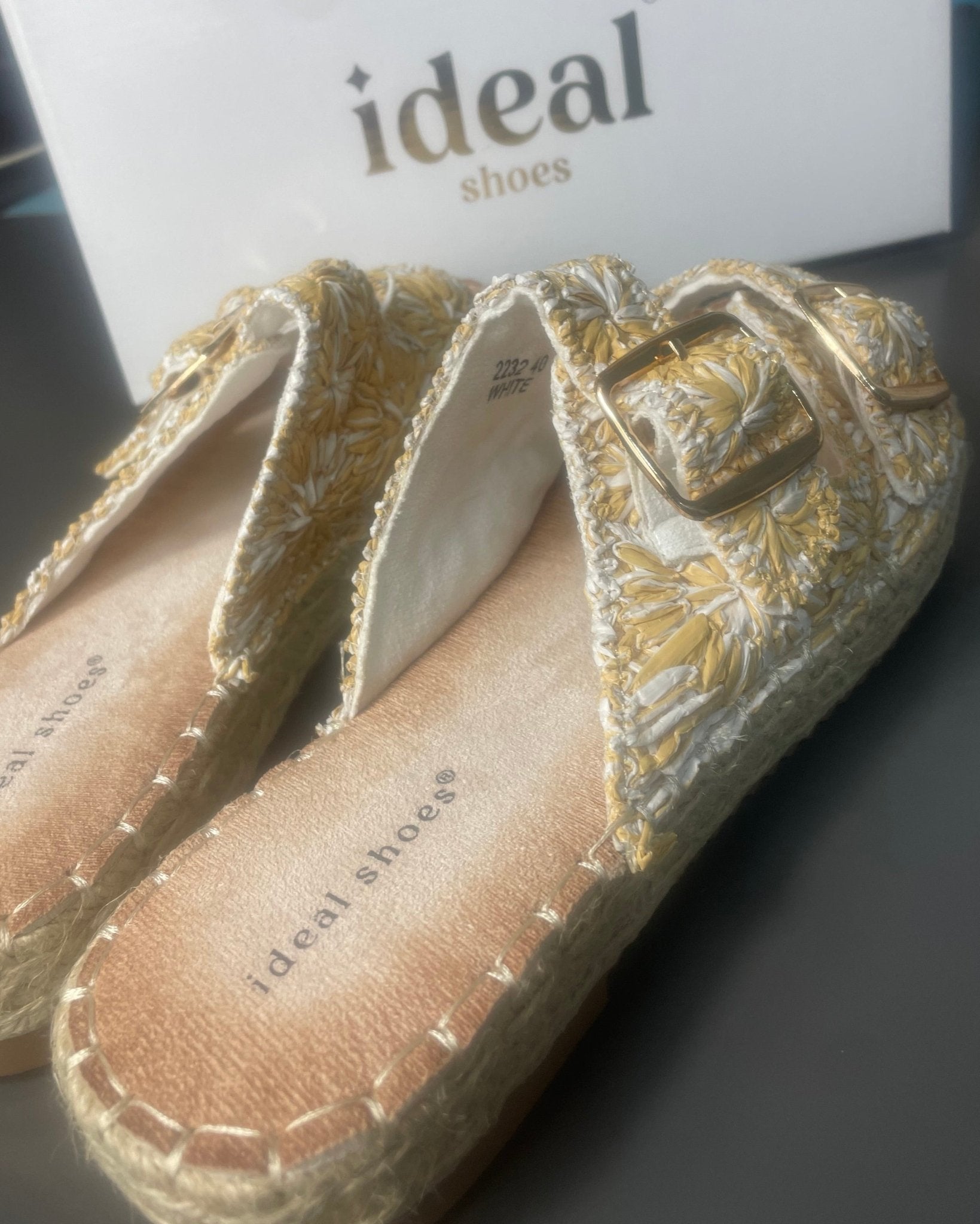 Mules bohème : détail de la semelle intérieure et des brides