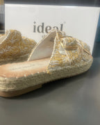 Vue de profil des mules espadrilles bohèmes brodées dorées, semelle plateforme en corde de jute tressée naturelle
