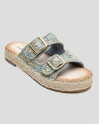 Détail dentelle ultra féminine bleu clair sur mules bohème avec plateforme légère
