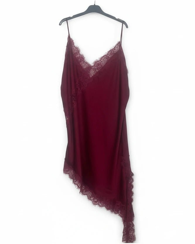 Nuisette Luna bordeaux en satin, vue portée