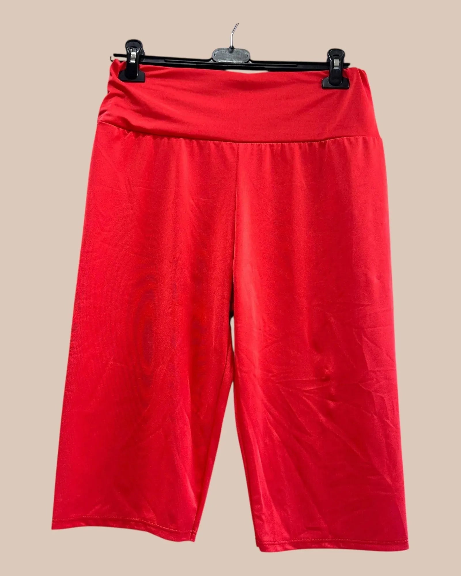 Pantacourt cycliste rouge vif, 5 coloris disponibles, 14€
