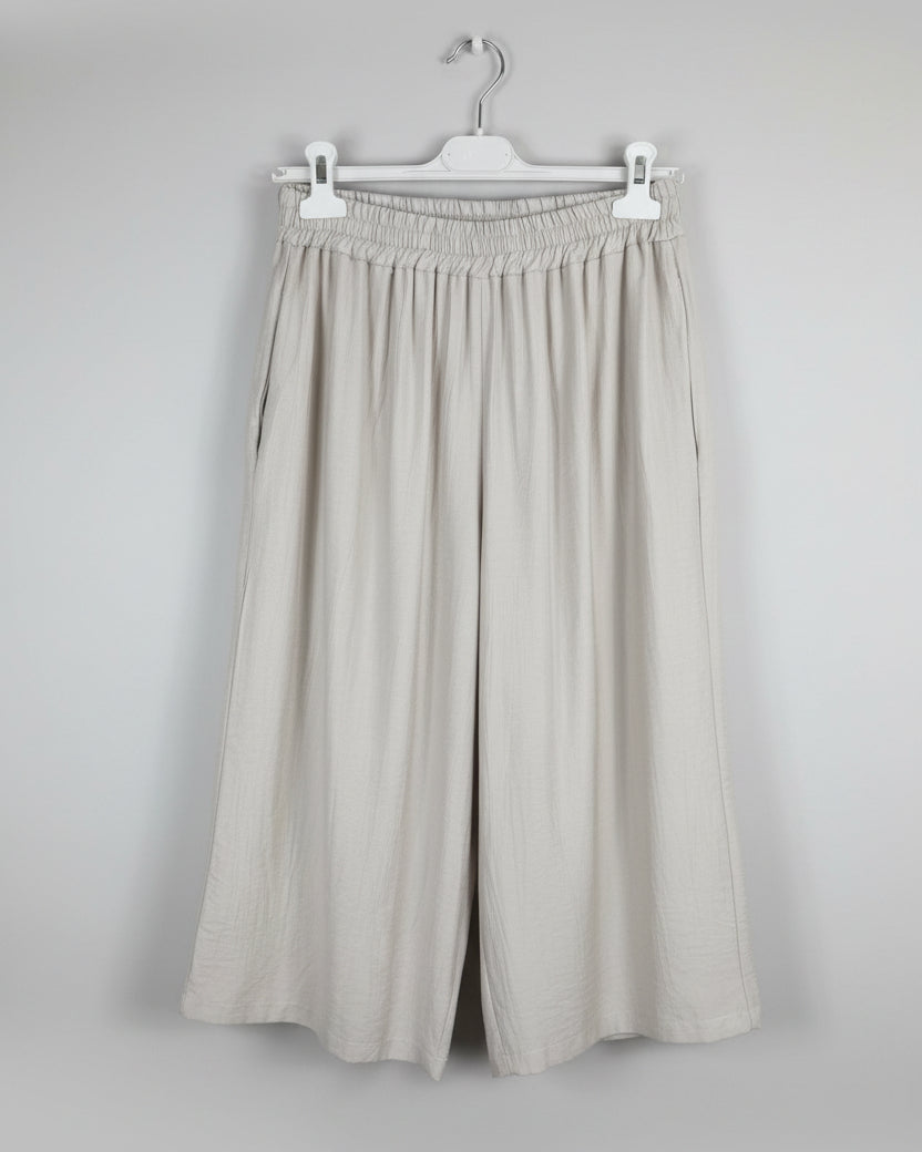 Pantacourt fluide femme beige style bermuda long avec poches latérales