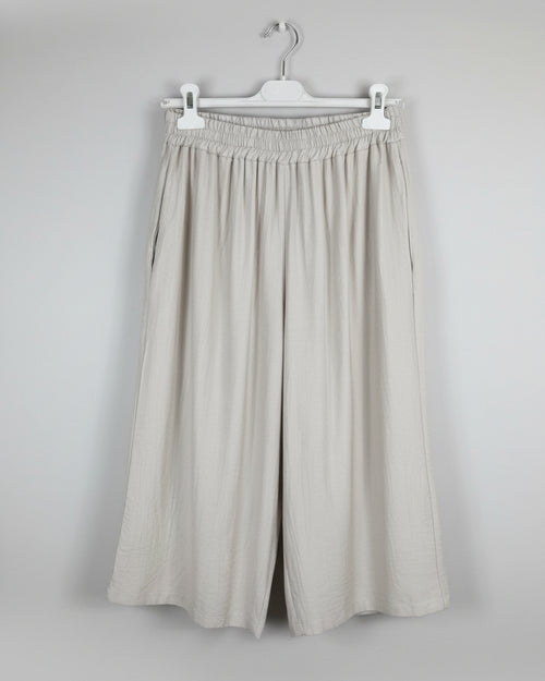 Pantacourt fluide femme beige style bermuda long avec poches latérales