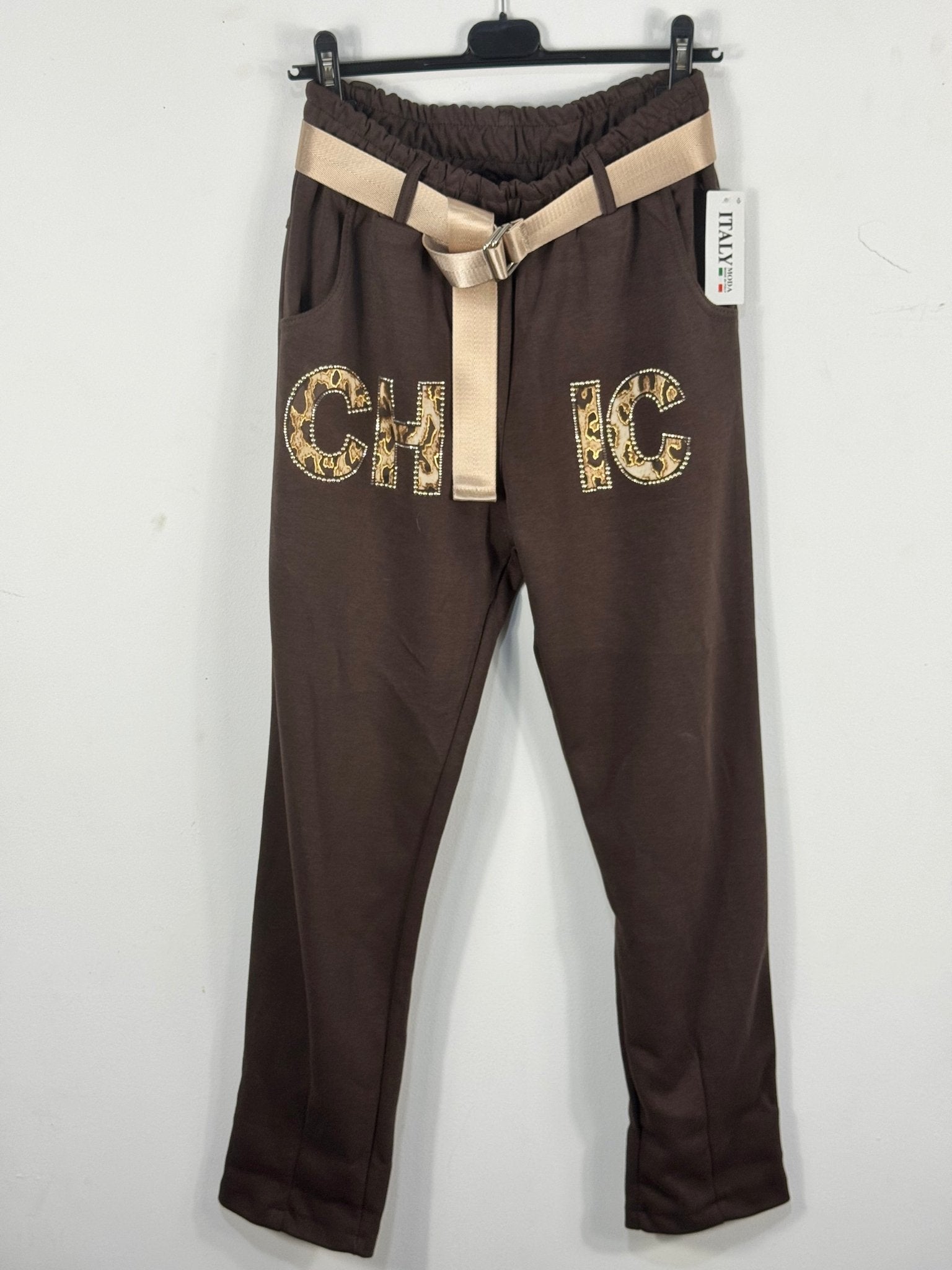 Pantajog Chic femme avec détails léopard, strass et ceinture dorée, vue réelle 1