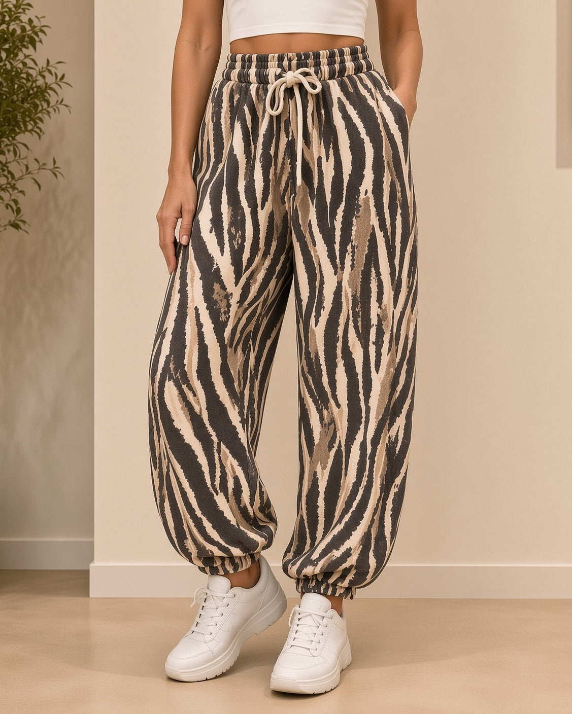 Pantajog Zébra à taille smockée et jambes ballon porté de face avec baskets blanches
