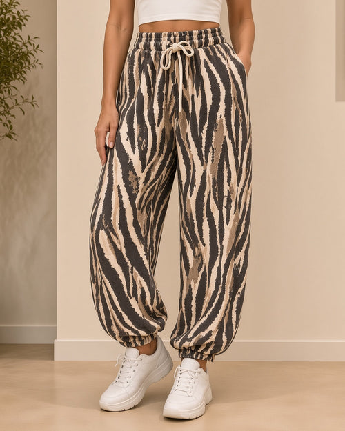 Pantajog Zébra à taille smockée et jambes ballon porté de face avec baskets blanches
