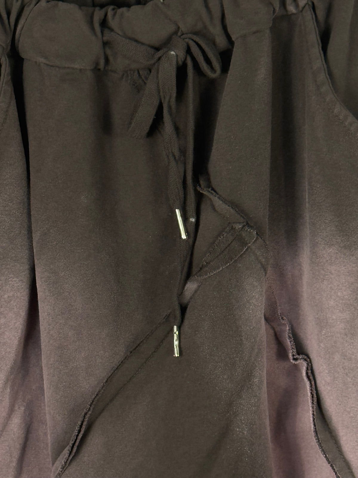 Pantajogg Brando chocolat, détail du cordon et des coutures apparentes – Mam’s Ailes