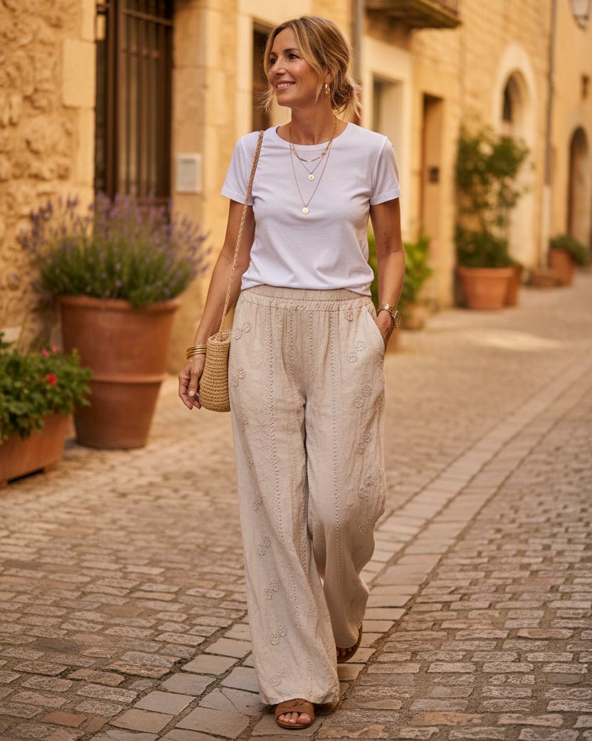 Pantalon Alba écru en coton brodé présenté porté
