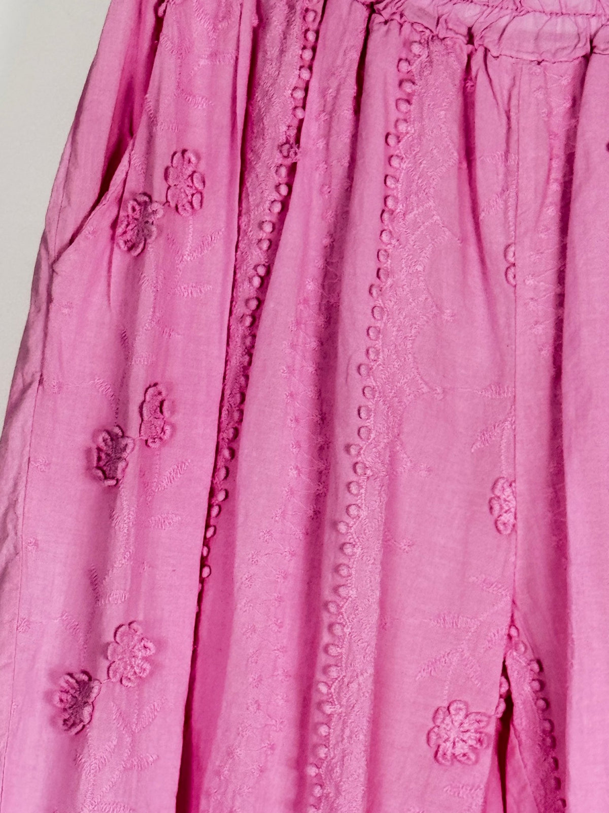 Détail des broderies ton sur ton du pantalon Alba rose