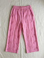 Pantalon Alba rose à broderies ton sur ton vu de face