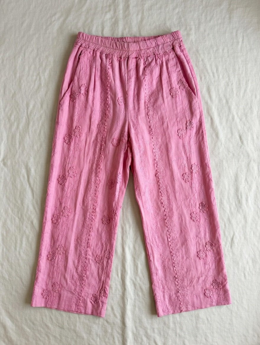 Pantalon Alba rose à broderies ton sur ton vu de face
