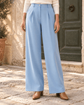 Pantalon bleu ciel à jambes larges, vue de la taille aux pieds avec bottines camel