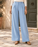 Pantalon bleu ciel à jambes larges, vue de la taille aux pieds avec bottines camel