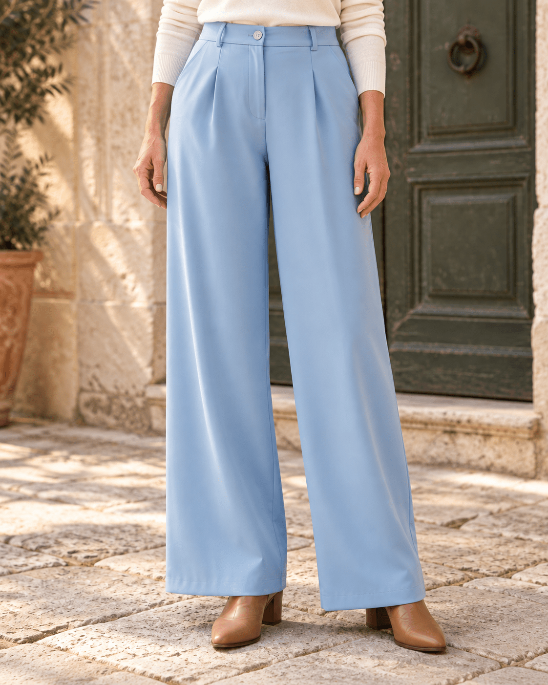 Pantalon bleu ciel à jambes larges, vue de la taille aux pieds avec bottines camel