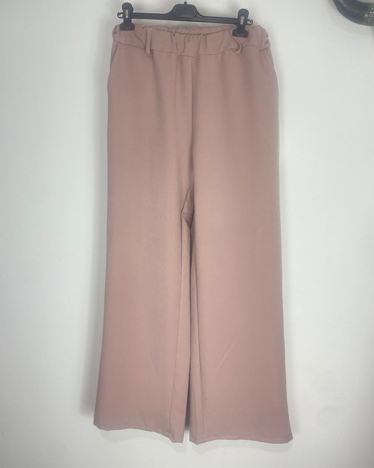 Détail du pantalon Chino rose poudré à taille froncée