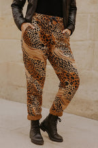 Pantalon Claudia caramel en suédine animalière, vue portée