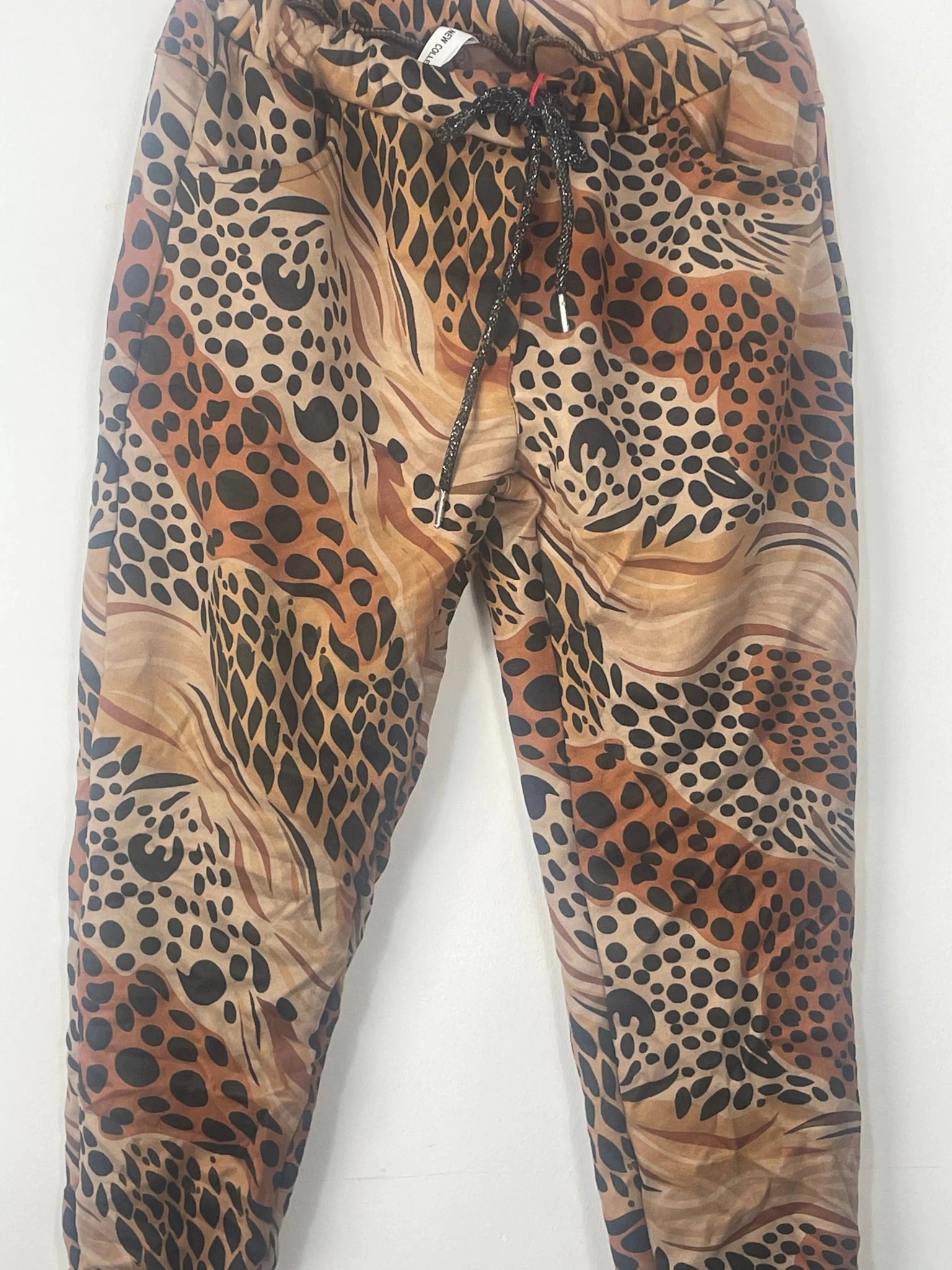 Pantalon Claudia caramel : détail de la suédine