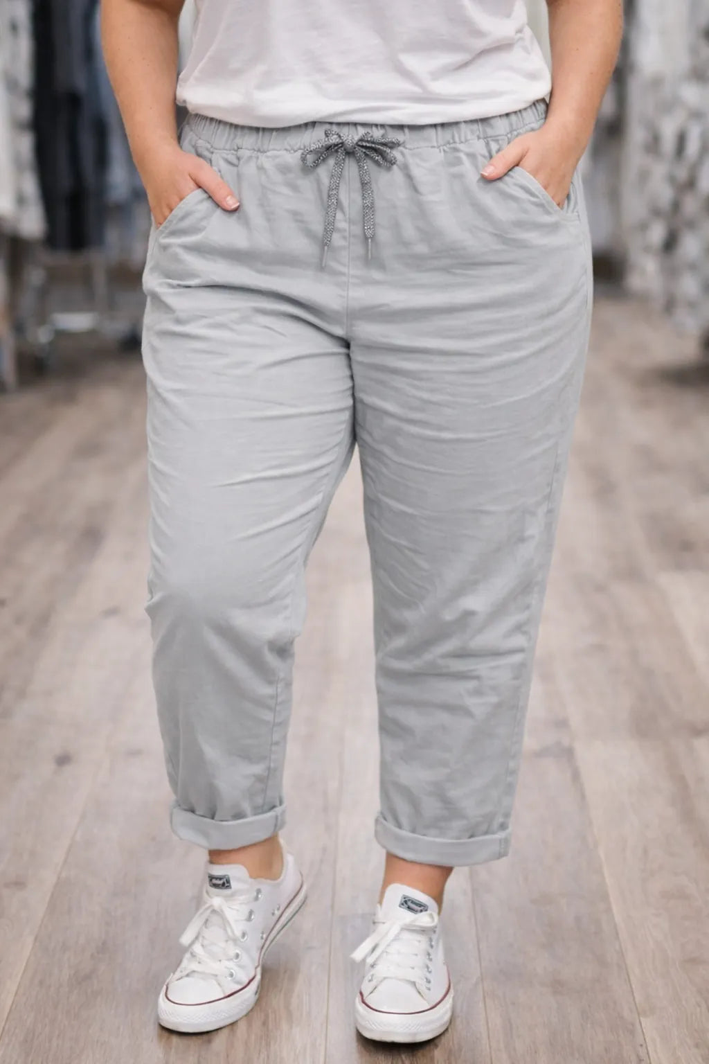 Pantalon grande taille confortable en coton stretch, coloris gris clair, porté avec des baskets blanches